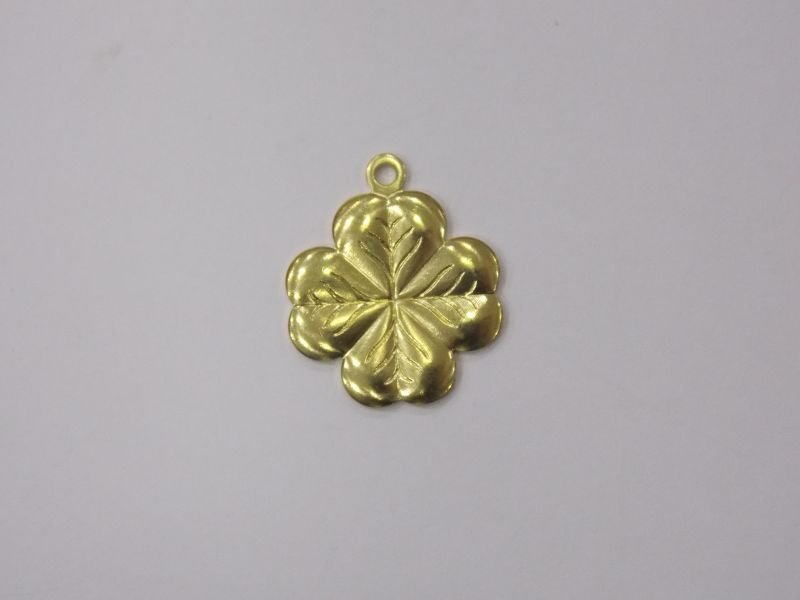 Clover 15mm with Leaf Details Lines with Bail
