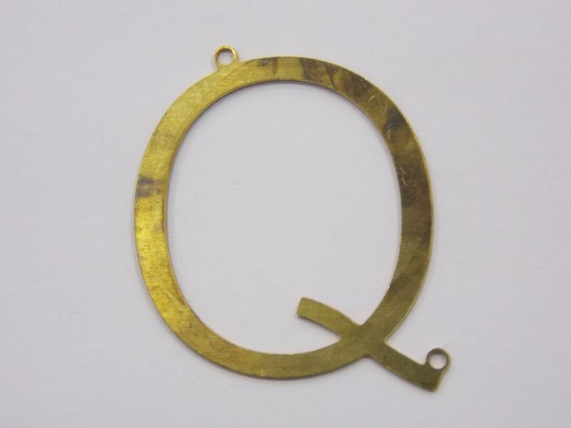 Photo-etched Letter Q with 2 Bail 35mm