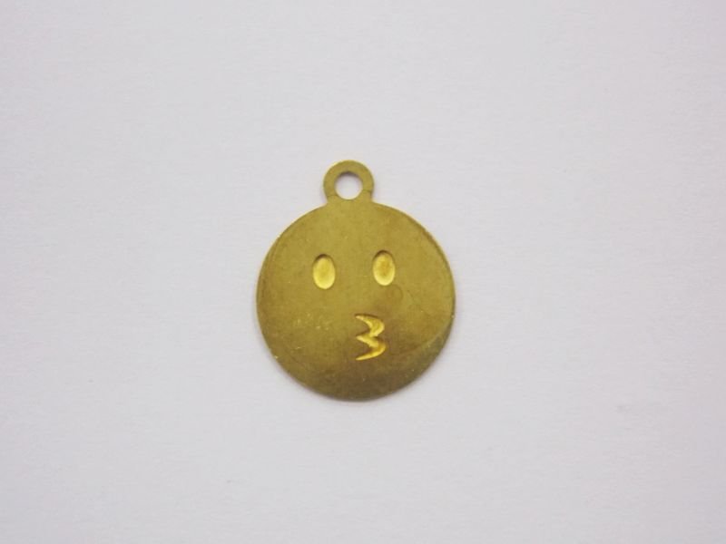 Photo-etched Emoji Kiss Simple 11mm